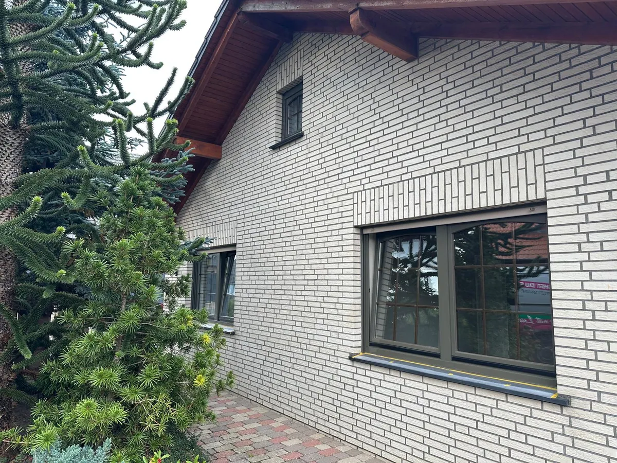 Frisch lackierter Fensterrahmen