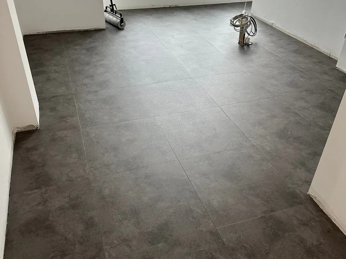 Verlegter Vinylboden in einem Wohnraum