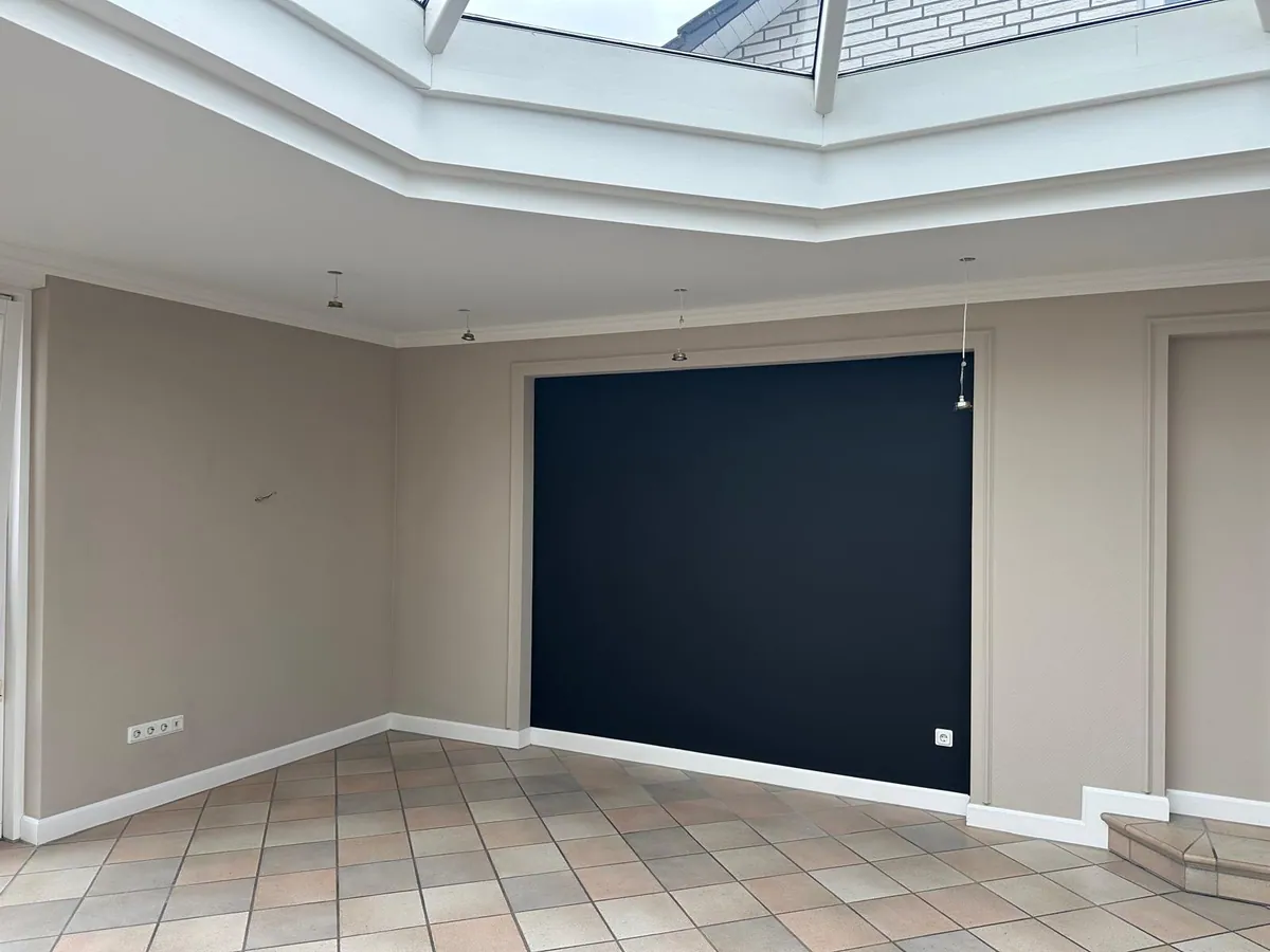 Malerarbeiten im Innenraum, frisch gestrichene Wand