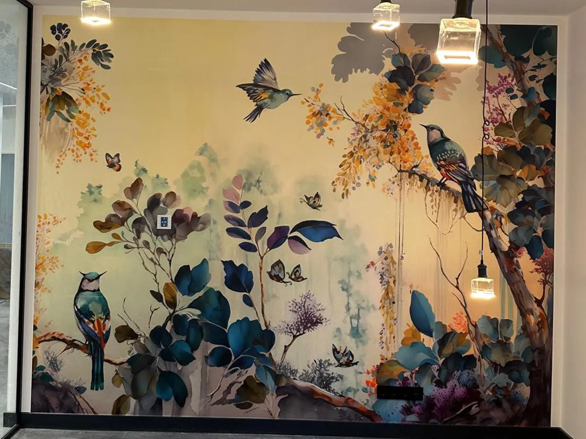 Frisch tapezierte Wand mit Designtapete
